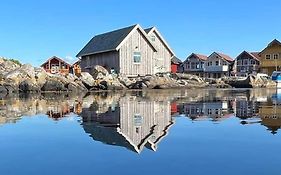 Exceptional Cottage 2 meters from the sea, possible to rent boat, Bekkjarvik, 60 km from Bergen